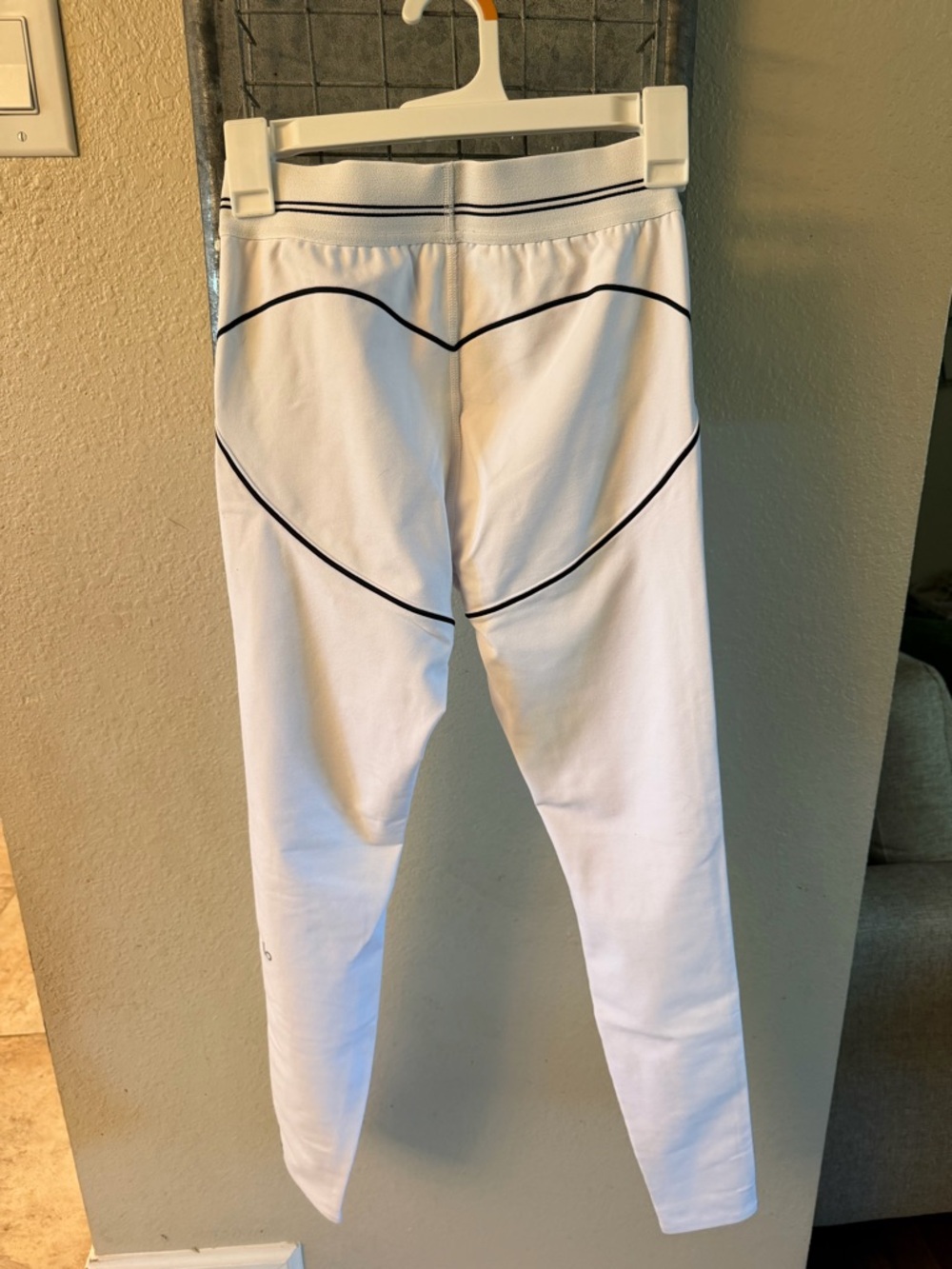ALO Yoga Airbrush White/Black Heart Throb SET - Picture 5 of 15